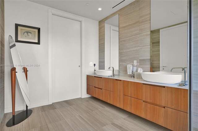 4701 N Meridian Ave Unit 510, Miami Beach, FL 33140 - full bath with double vanity and recessed lighting