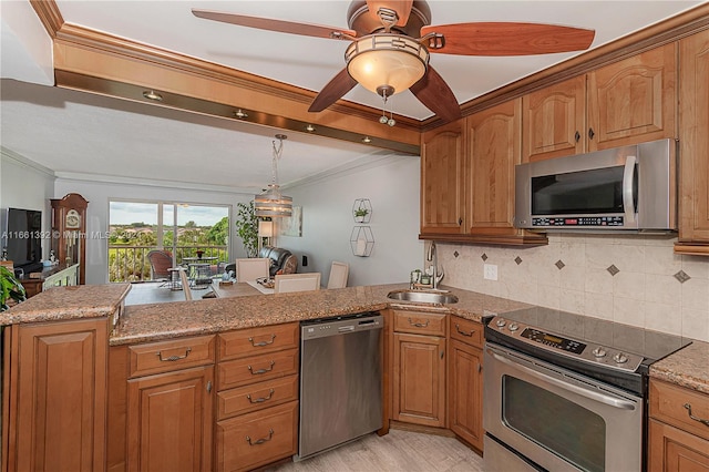 kitchen featuring backsplash, stainless steel appliances, light wood-type flooring, ceiling fan, and sink