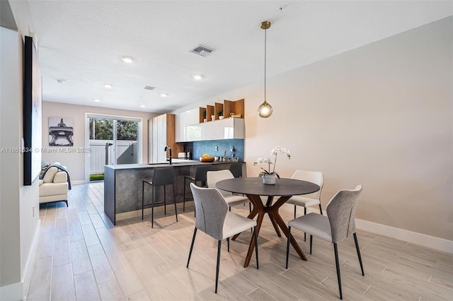 dining room featuring recessed lighting, visible vents, baseboards, and light wood finished floors