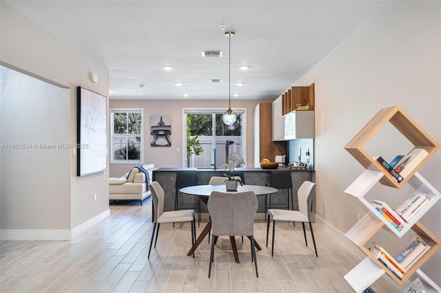 dining room featuring recessed lighting, visible vents, baseboards, and light wood-style floors