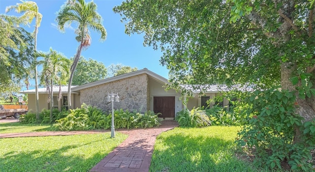 view of front of home featuring a front yard