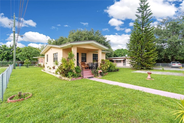 view of front of house featuring a front lawn