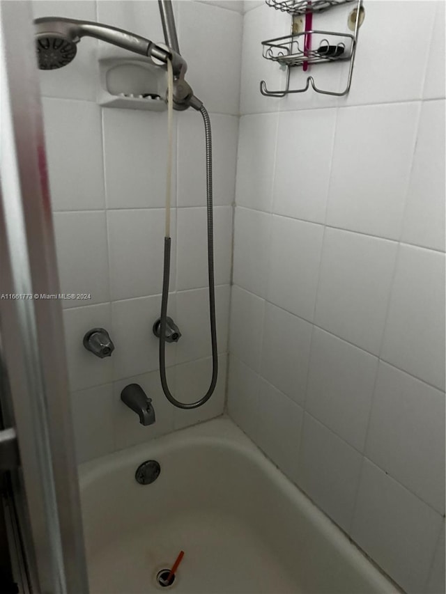 bathroom featuring tiled shower / bath combo