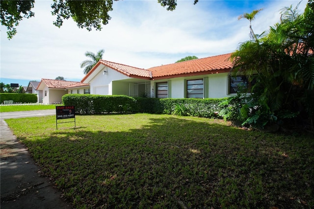 view of front of home featuring a front lawn