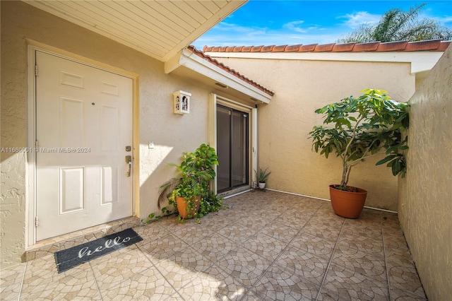 property entrance featuring a patio area