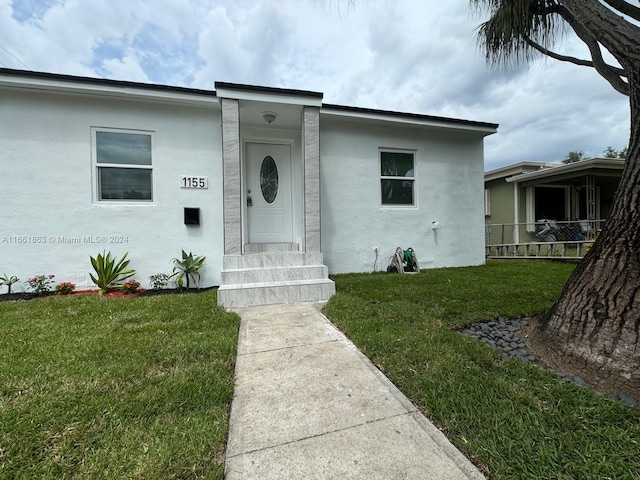 view of front of property with a front lawn