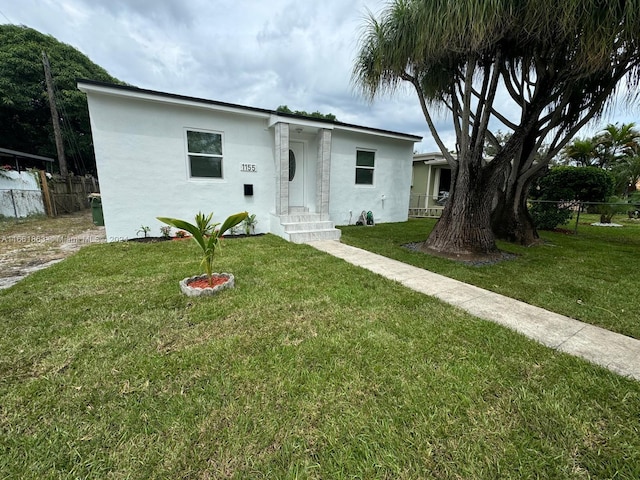 view of front facade featuring a front yard