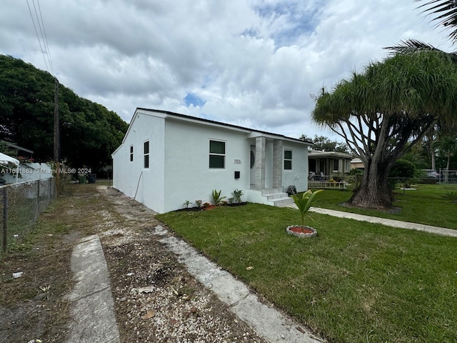 view of front of house with a front yard