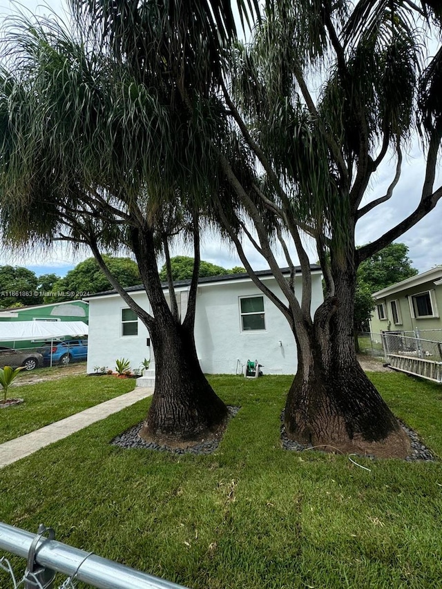 view of front of home featuring a front yard