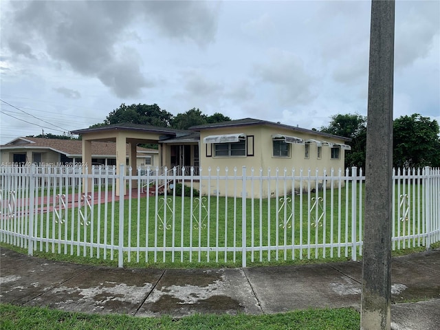 view of front of house featuring a front lawn