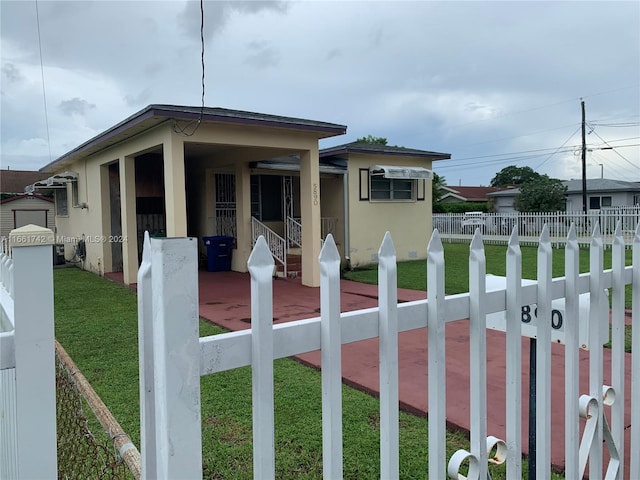 view of front of house featuring a front lawn and covered porch