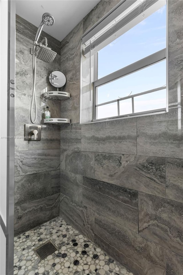 bathroom featuring a tile shower