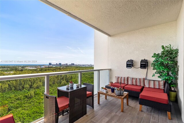 balcony featuring an outdoor hangout area