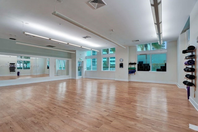 exercise area with light hardwood / wood-style flooring