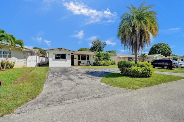 single story home with a front lawn