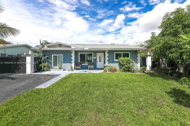 single story home with a front lawn