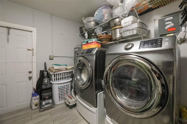 laundry room featuring light wood-type flooring and independent washer and dryer