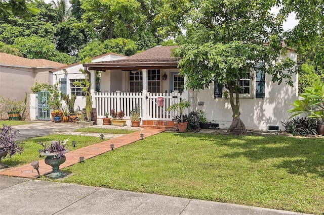 view of front facade with a front lawn and covered porch