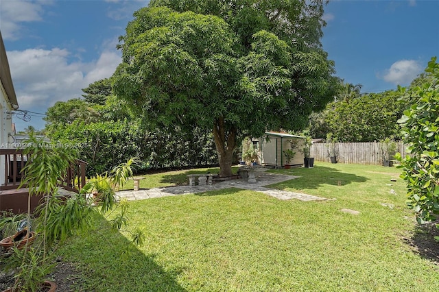 view of yard featuring a storage shed