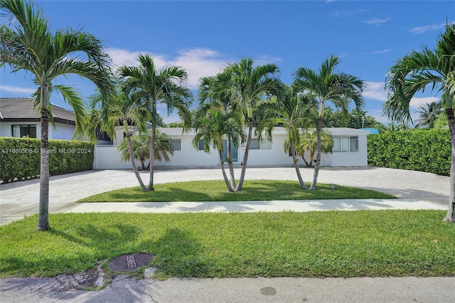 view of front of house with a front lawn