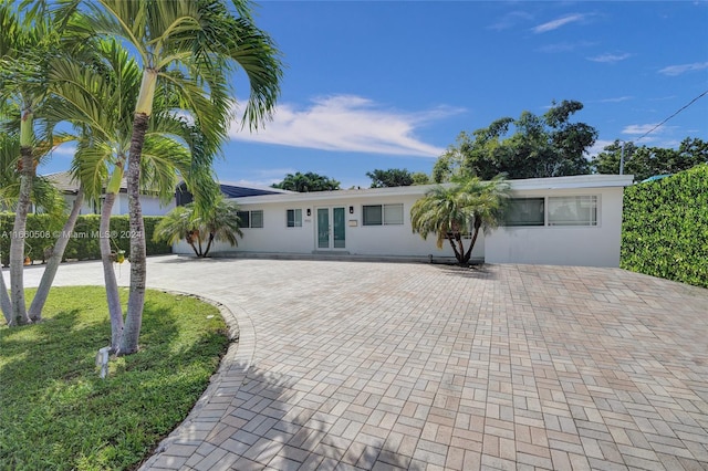 single story home featuring a front lawn