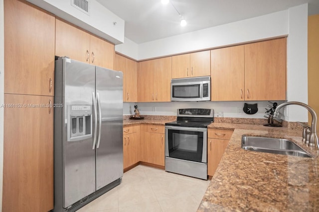 kitchen featuring sink, stainless steel appliances, and light brown cabinets