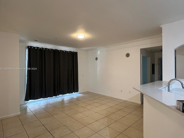 unfurnished room featuring light tile patterned floors