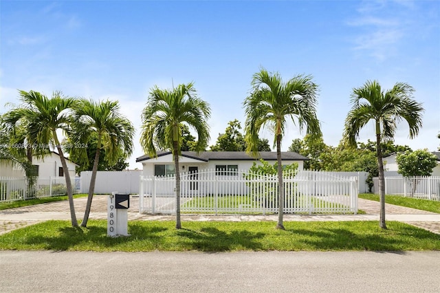 view of front of house featuring a front lawn