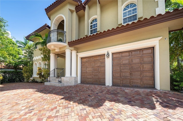 view of front facade with a garage