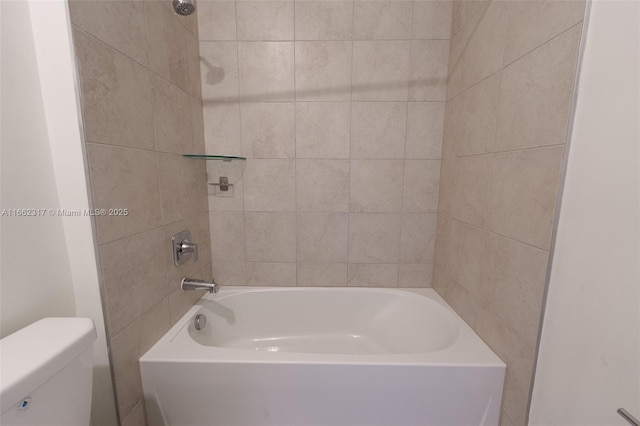 bathroom with tiled shower / bath and toilet