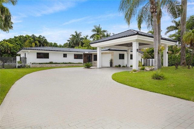 view of front of property featuring a front lawn and a carport