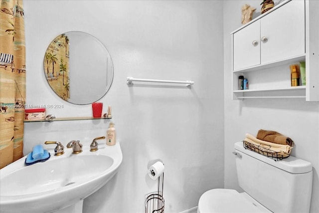 bathroom featuring toilet and sink