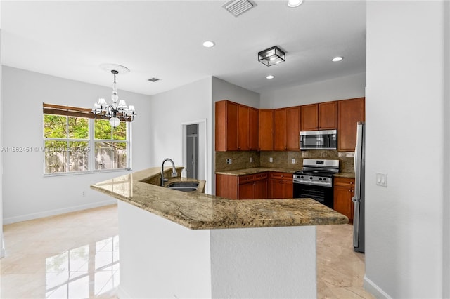 kitchen featuring sink, appliances with stainless steel finishes, an island with sink, pendant lighting, and decorative backsplash