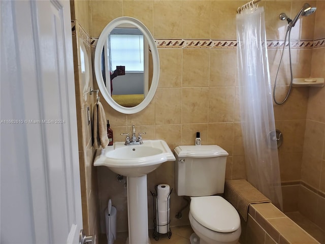 bathroom with tile walls, toilet, decorative backsplash, and a shower with shower curtain