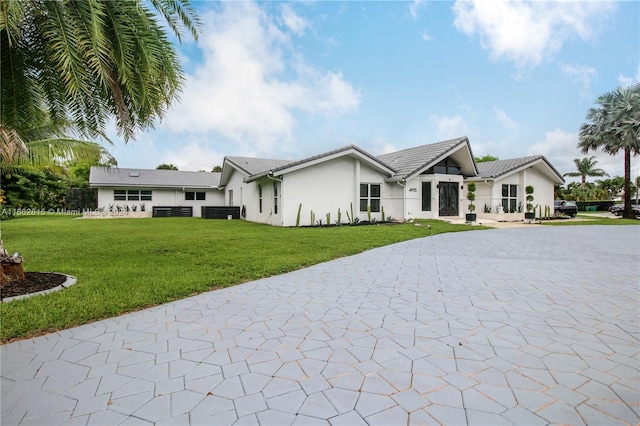 view of front of house featuring a front yard