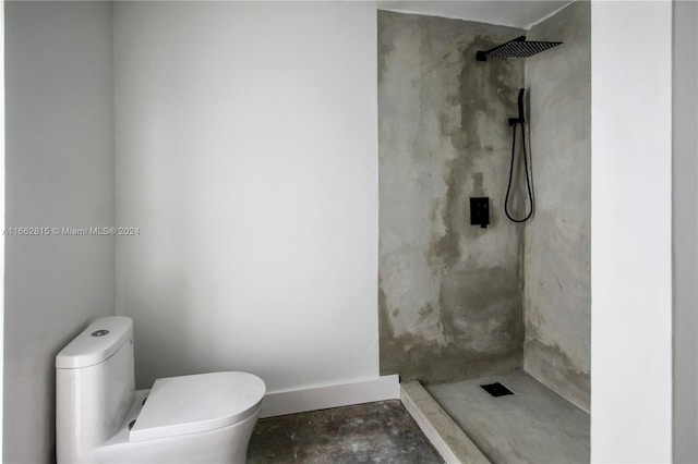 bathroom featuring a tile shower and toilet