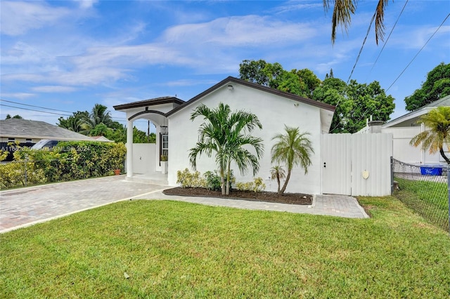 view of front of property featuring a front lawn