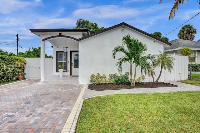 view of front of home featuring a front lawn