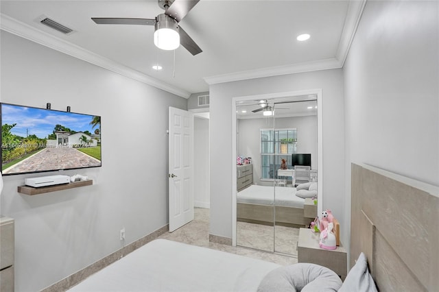 bedroom with crown molding, ceiling fan, and a closet