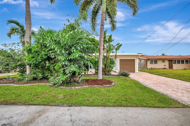 view of front of house featuring a front yard and a garage