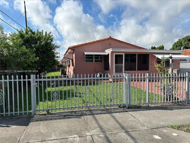 view of front of home featuring a front yard