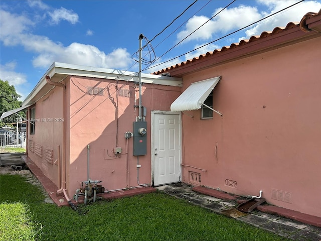 entrance to property featuring a yard