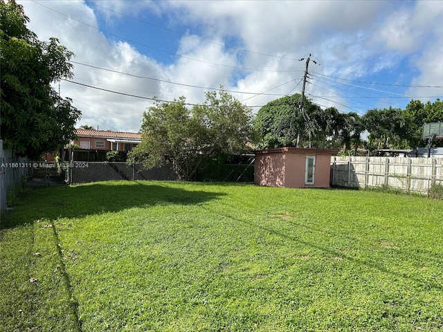 view of yard with a storage unit