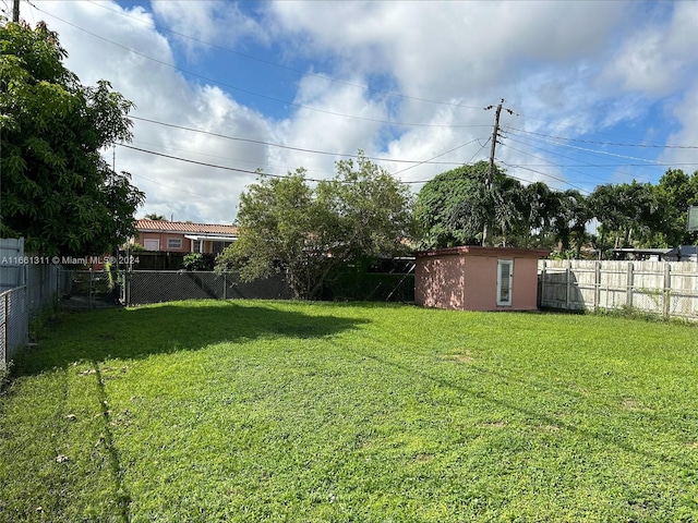 view of yard featuring a shed