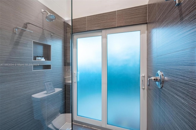 2112 NE 17th Ave, Wilton Manors, FL 33305 - full bathroom featuring a tile shower