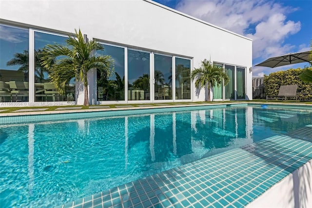 2112 NE 17th Ave, Wilton Manors, FL 33305 - view of outdoor pool