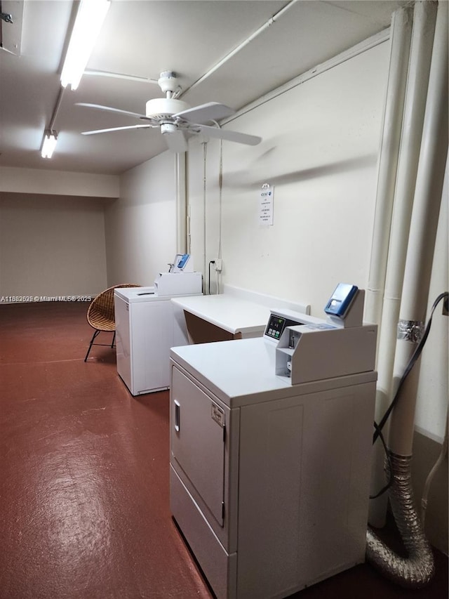 washroom featuring ceiling fan and washer and dryer