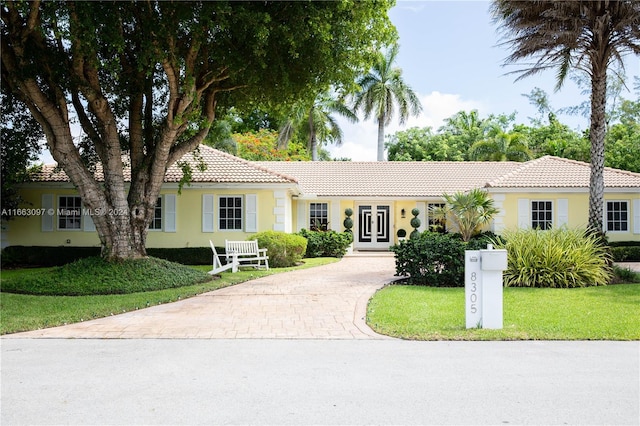 view of front of home featuring a front lawn