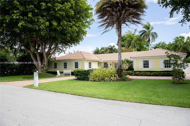 view of front of property featuring a front lawn