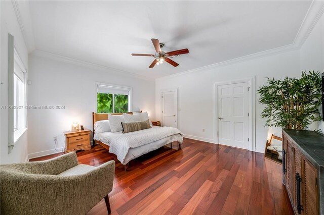 bedroom featuring ceiling fan, dark hardwood / wood-style floors, and crown molding